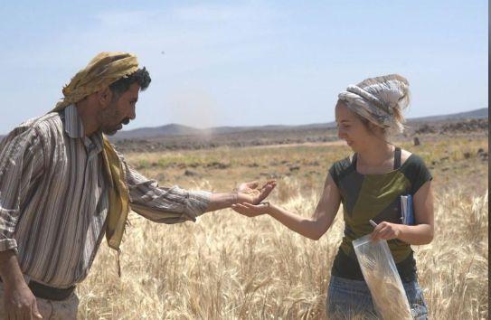 Amaia Arranz-Otaegui, investigadora postdoctoral de Arqueobotánica en la Universidad de Copenhague, junto a Ali Shakaiteer