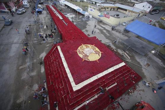 Rosas en estructura similar a la pirámide de Cochasqui