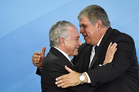 Temer abraza a Carlos Marun