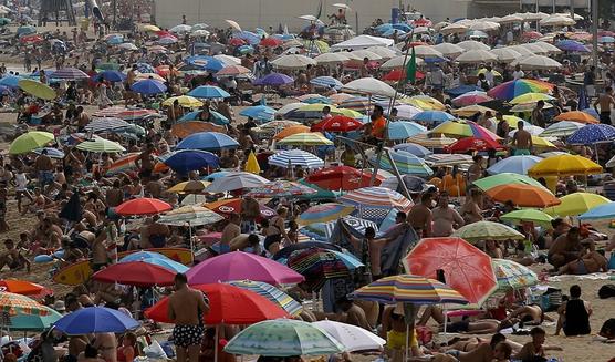 Bañistas toman el sol en la playa durante la ola de calor que recorre España. en Barcelona.