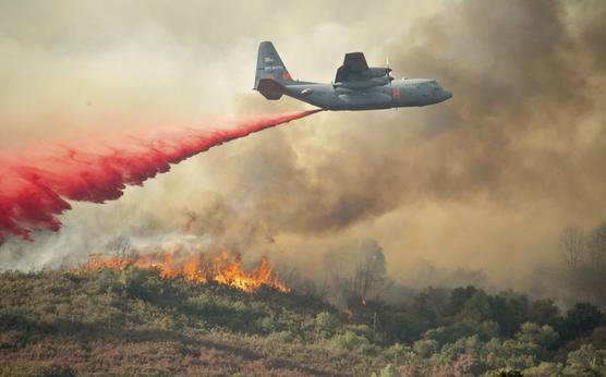 Avión deja caer retardante de fuego ayer