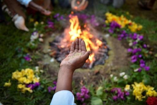 Integrantes de la tribu Nahuat Pipil participan en una ceremonia en celebración del Día Internacional de los Pueblos Indígenas