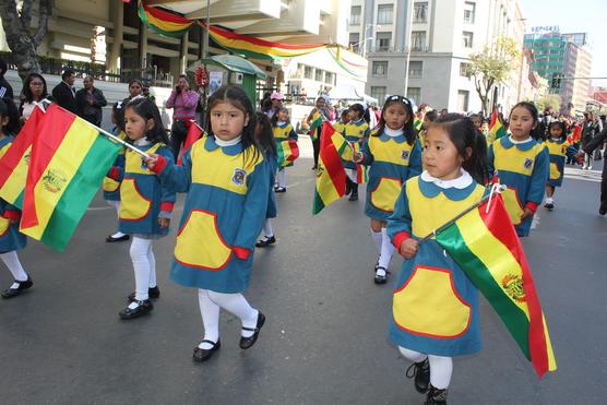 Niñas desfilando en el "DiadelaBandera