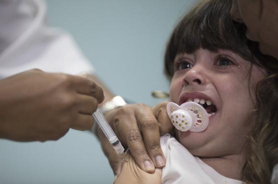 Niña recibiendo la vacuna