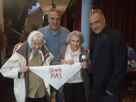 Luigi Sbarra con Madres de Plaza de Mayo (foto: ANSA)