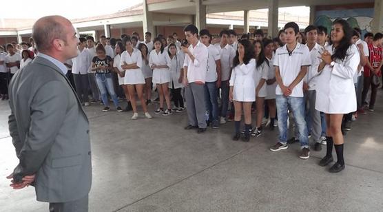 Lichtmajer junto a estudiantes