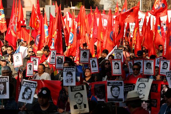 La multitud se acerca a La Moneda, ayer