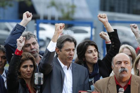 Fernando Haddad junto con su compañera Manuela dAvila