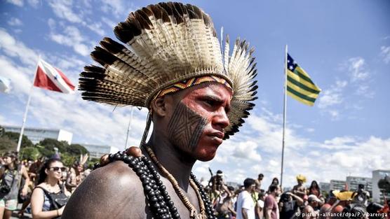 originario de la amazonia pidiendo acceso a la tierra