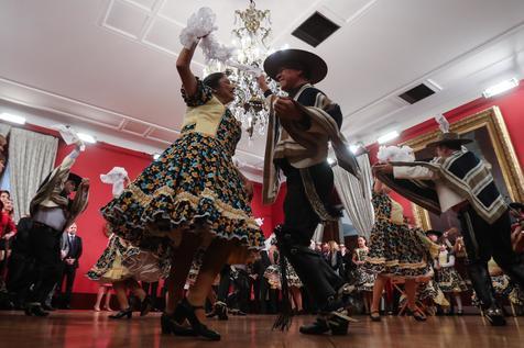 Un grupo de danza durante las celebraciones del Día de la Independencia. (foto: ANSA)