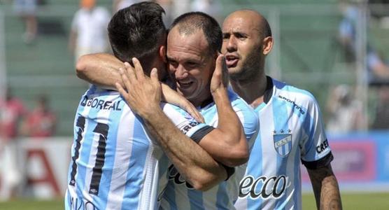 Matos y Álvarez festejan el gol