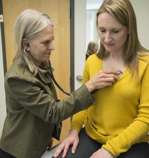 Linda Vorvick auscultando a Heather VanDusen en la clínica UW Medicine Neighborhood