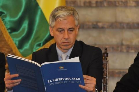 Alvaro Garcia Linera hojea el libro del mar