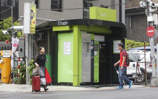 Una caseta de iTrash en una esquina de Taipei, Taiwán