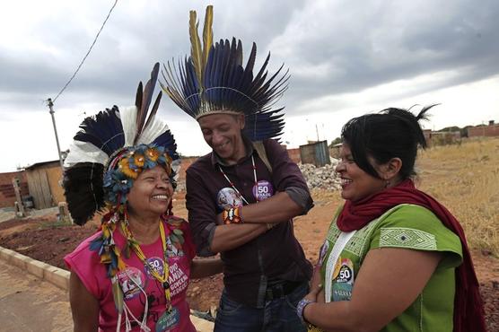 Tres candidatos del PT charlan antes de un acto