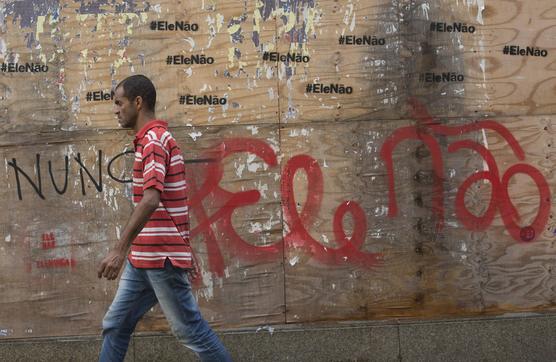 Paredes pintadas con consignas contra Bolsonaro