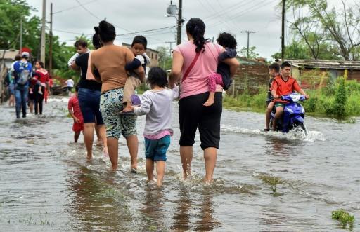 Vecinos con calles inundadas