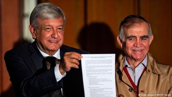 AMLO muestra un reporte técnico sobre el aeropuerto en construcción y anuncia que someterá su terminación a una consulta popular