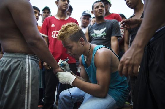 El tatuador en acción