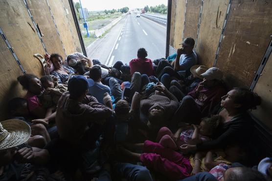 Migrantes en una caja de camión