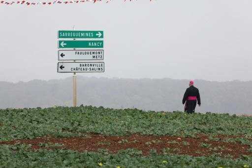 Un obispo camina en  Morhange, al este de Francia