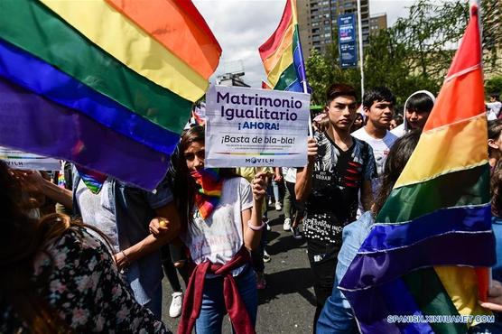 Colorida movilización en Santiago