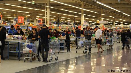 Bosas de plastico en supermercado chileno