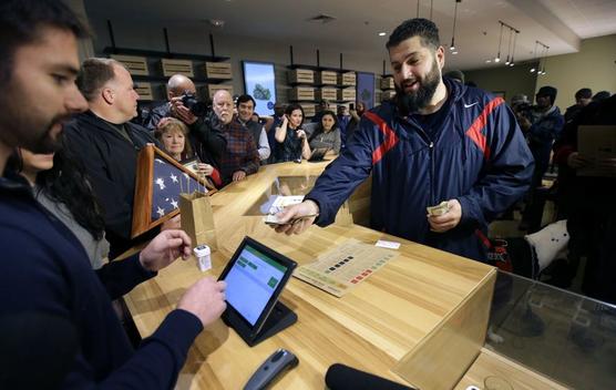 Un cliente es el primero en comprar marihuana para uso recreativo en el dispensario de Cultivate en Leicester, Massachusetts