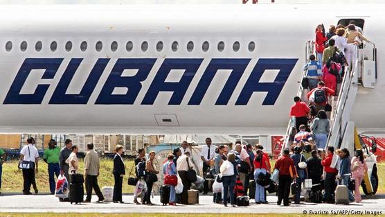 Medicos cubanos se embarcan hacia su pais