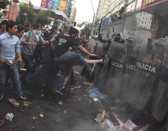 La oposición arremete contra la Policía