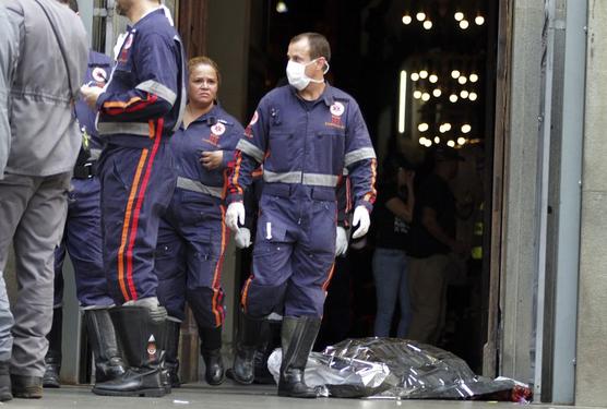 Bomberos y Policias en la Catedral