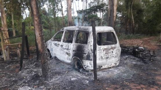 Minibus incendiado