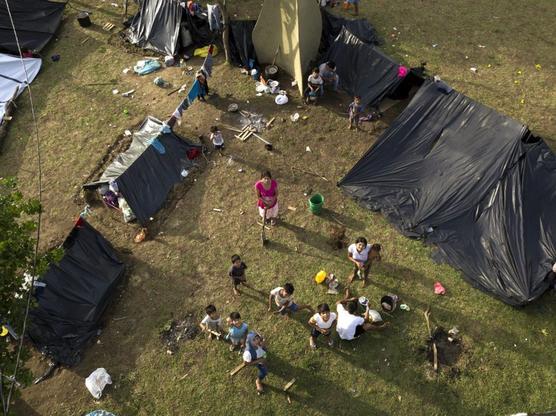 Familias indígenas acampan en la Plaza de Armas frente al edificio del congreso