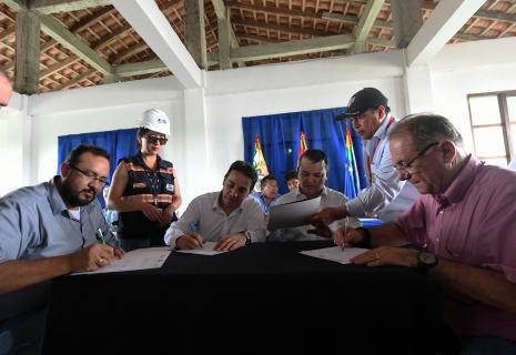 Empresarios y funcionarios firman el convenio