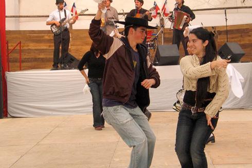 Pareja de jovenes bailan antes de emprender el peregrinaje