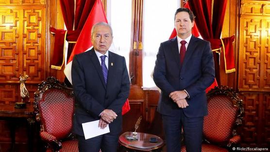 Pedro Chávarry, (izqu.) y el presidente del Congreso Daniel Salaverry.