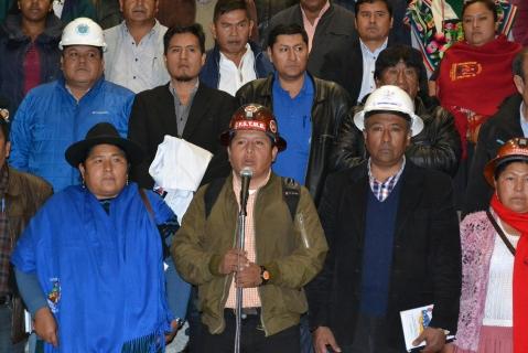 Juan Carlos Huarachi de la COB, hace el anuncio ayer en La Paz