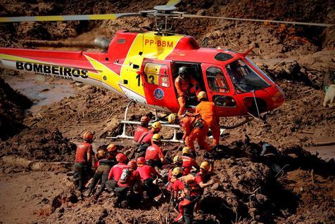 La imagen de la tragedia en Brumadinho. La desesperada búsqueda de sobrevivientes tras el colapso del dique (foto: EPA)