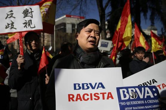 Protesta china frente a banco BBVA