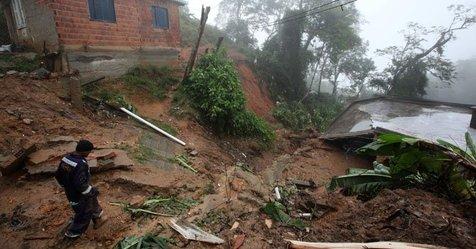 Deslave en zona metropolitana de San Pablo, tras lluvias (foto: Ansa)