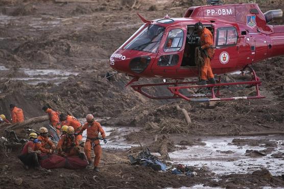 Bomberos afectados por las aguas