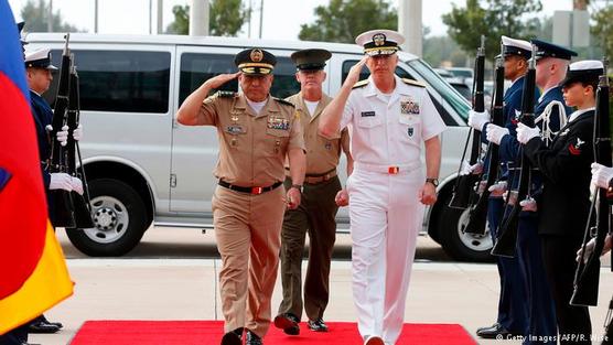 El general colombiano Luis Navarro Jiménez junto con el almirante estadounidense Craig S. Faller en Miami