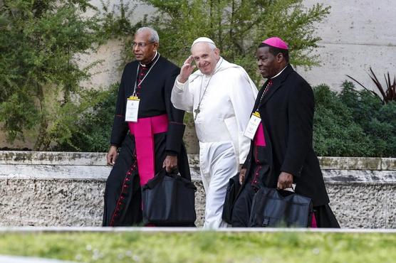 Francisco junto a dos prelados se dirige a la apertura de la segunda jornada