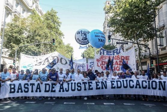 Docentes marcharon por paritaria nacional