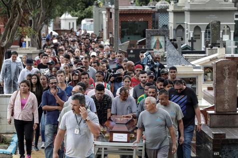 Amigos de las victimas de Suzano en el cementerio