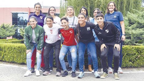 Las chicas de la mayoría de los clubes fueron a Ezeiza para la gran presentación