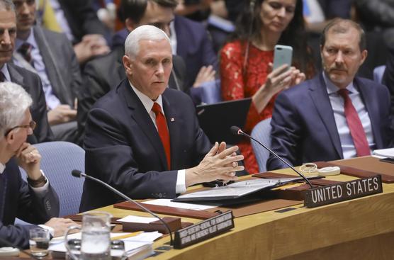 El vicepresidente de Estados Unidos Mike Pence, quiere imponer a Guaidó