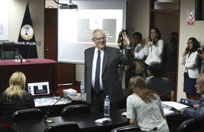  Kuczynski, llega a una audiencia judicial para determinar su liberación en Lima, ayer