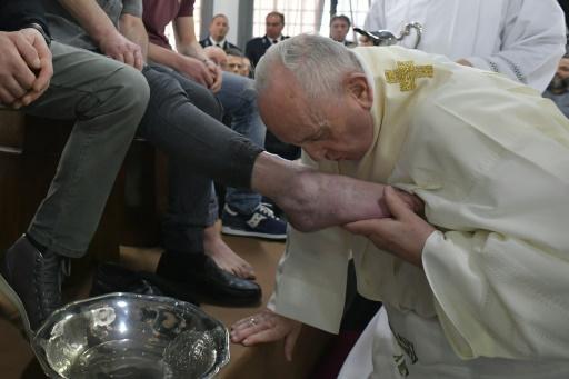  Francisco besa los pies de un detenido en la cárcel de Velletri, en las afueras de Roma, durante el Jueves Santo