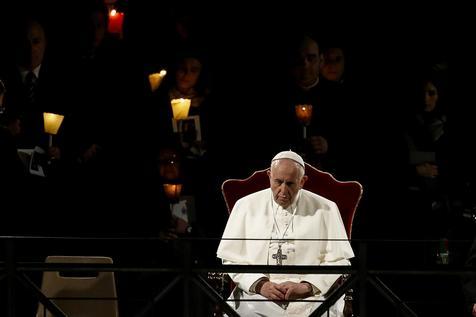 Francisco durante el Via Crucis en el Coliseo romano. (foto: ANSA)